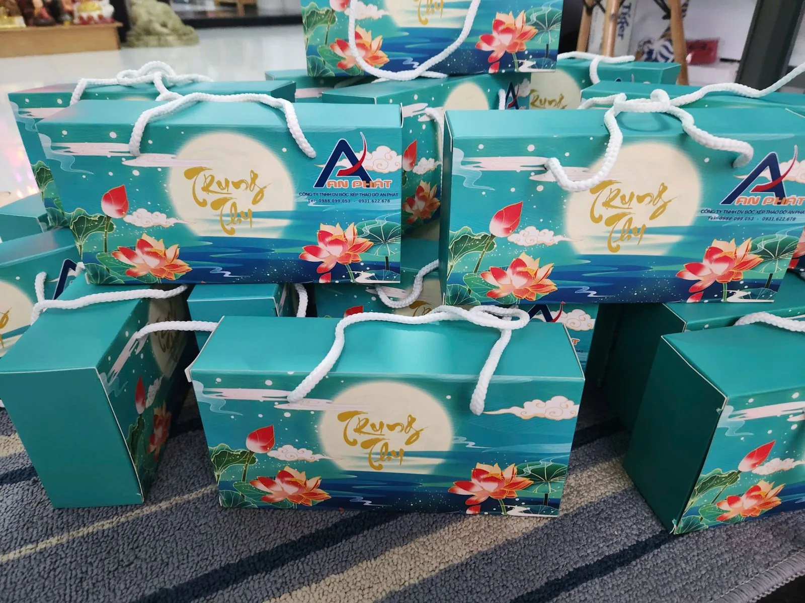 Bánh trung thu gửi tặng công nhân thay ngàn lời chúc bình an!