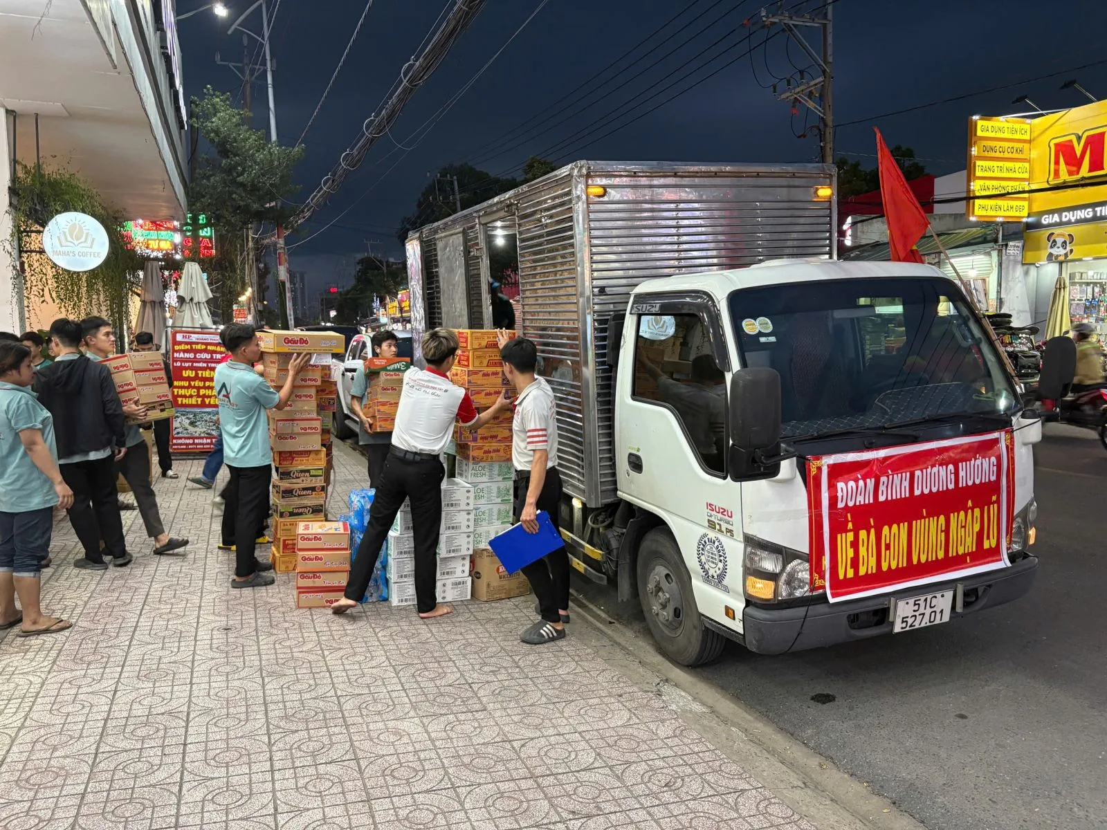 cty An Phát hỗ trợ bốc hàng từ thiện tại nhà sách Hoàng Phúc