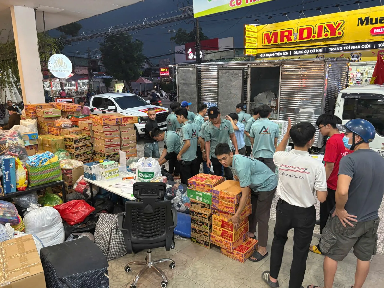 Hình ảnh công nhân hỗ trợ bốc hàng từ thiện tại nhà sách Hoàng Phúc