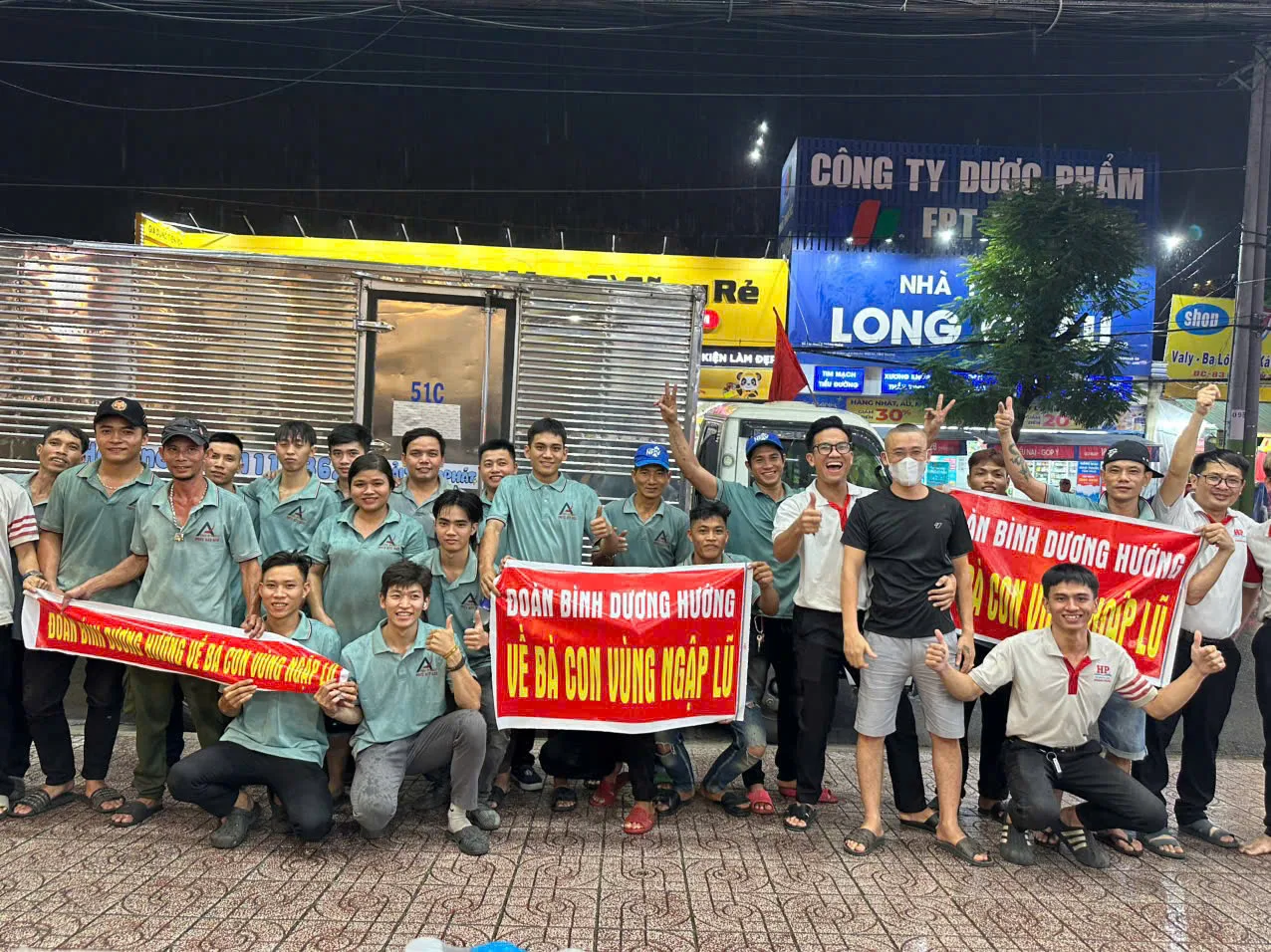 Tập thể cán bộ nhân viên công ty bốc xếp An Phát cùng nhân viên nhà sách Hoàng Phúc chụp ảnh lưu niệm