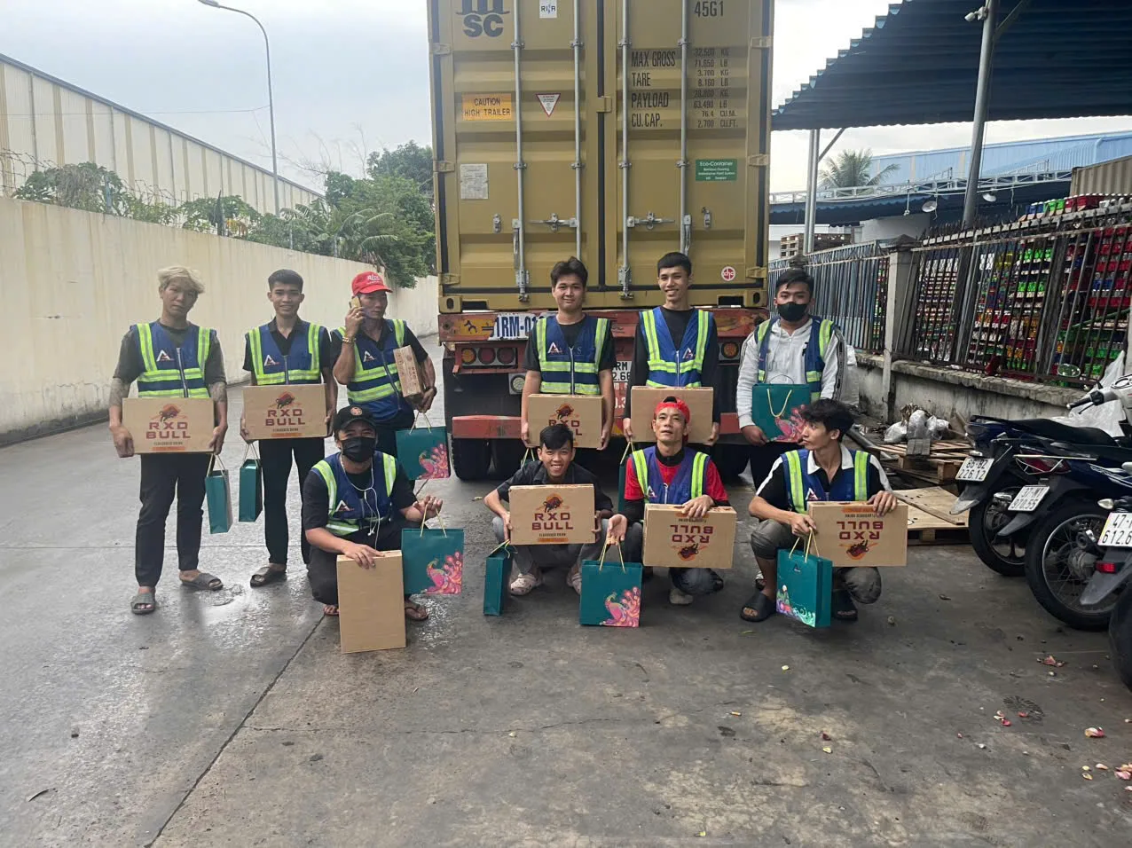 An Phát trao quà trung thu cho công nhân bốc xếp kho nước ngọt